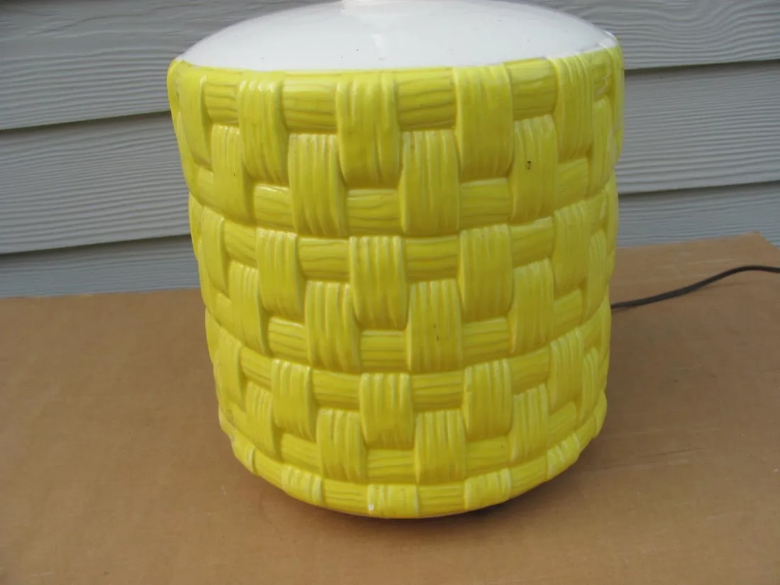 1960s Haeger Table Lamp With Faux Yellow Woven Ceramic Base - 4