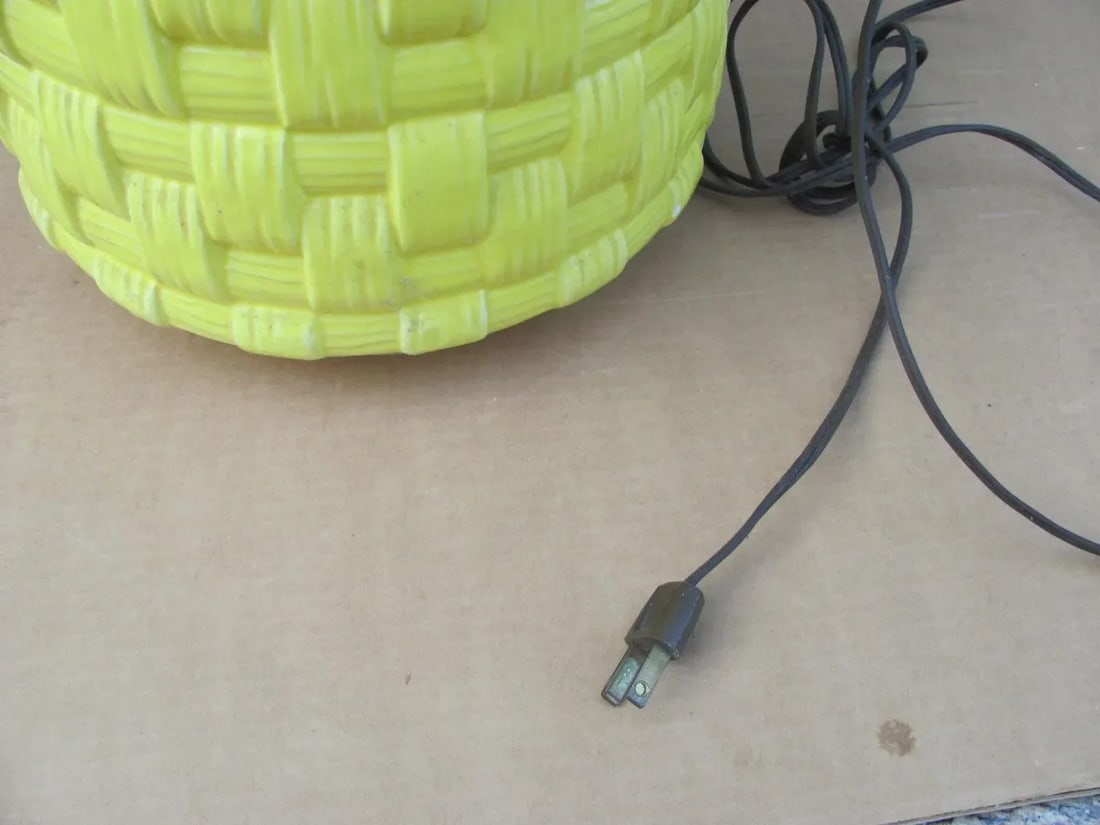 1960s Haeger Table Lamp With Faux Yellow Woven Ceramic Base - 8