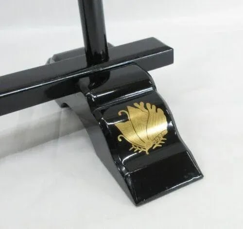 Early 20th Century Meiji Japanese Towel Rack Child's Kimono Lacquer Wood Black Gold Family Crest Dis - 10