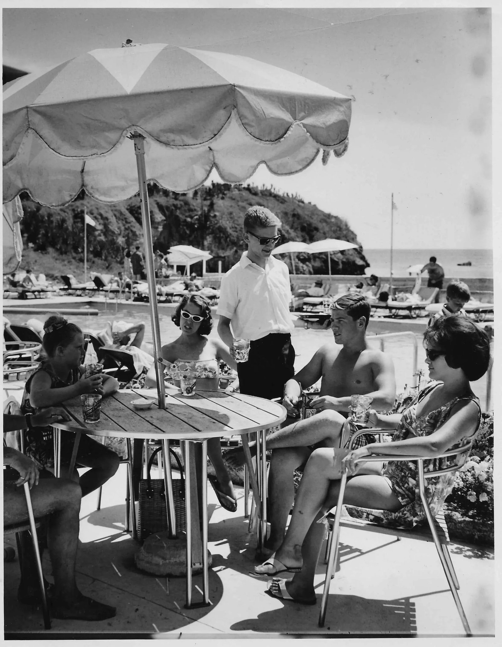 1963 Bermudian Photograph in the Manner of Slim Aarons - 3