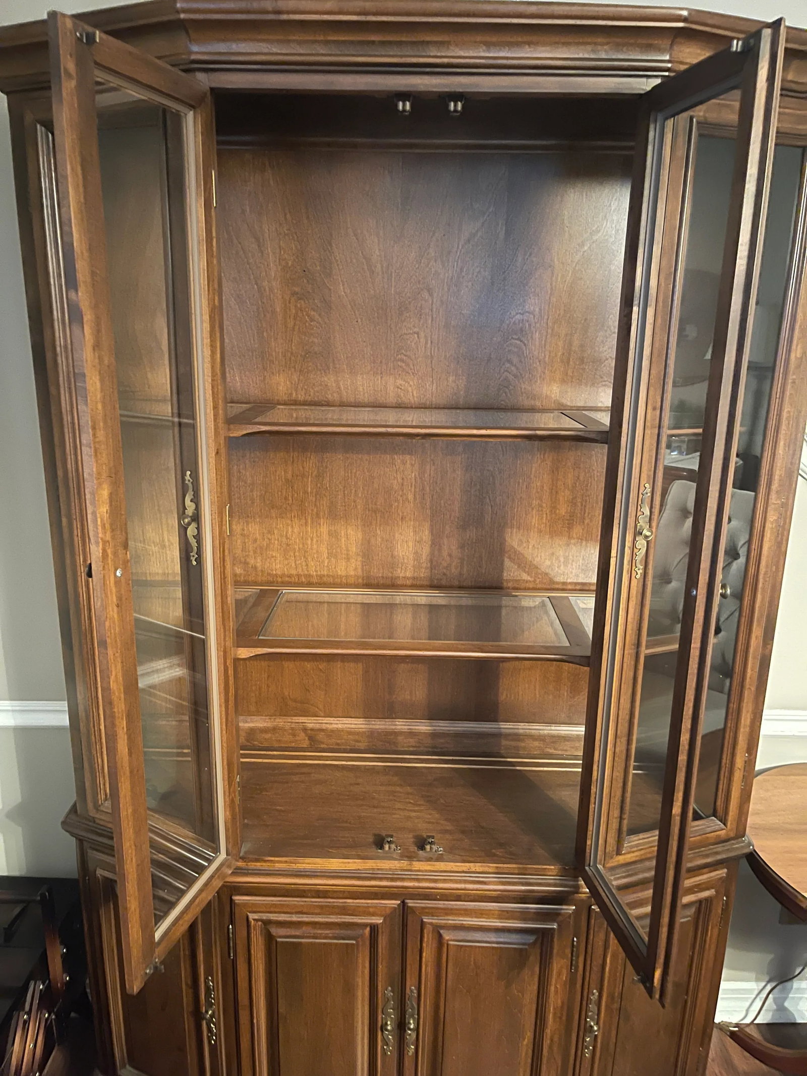 1980s Vintage Ethan Allen Manor China Cabinet - 10