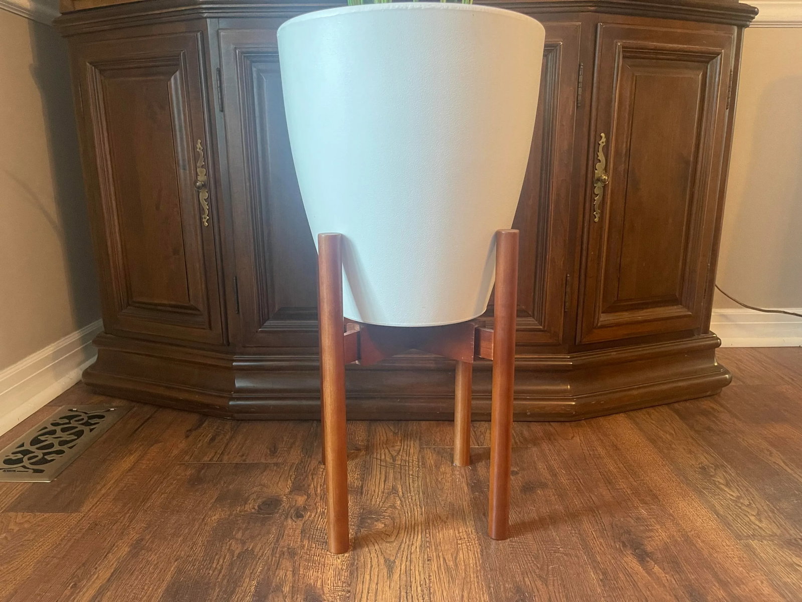 1980s Vintage Ethan Allen Manor China Cabinet - 11