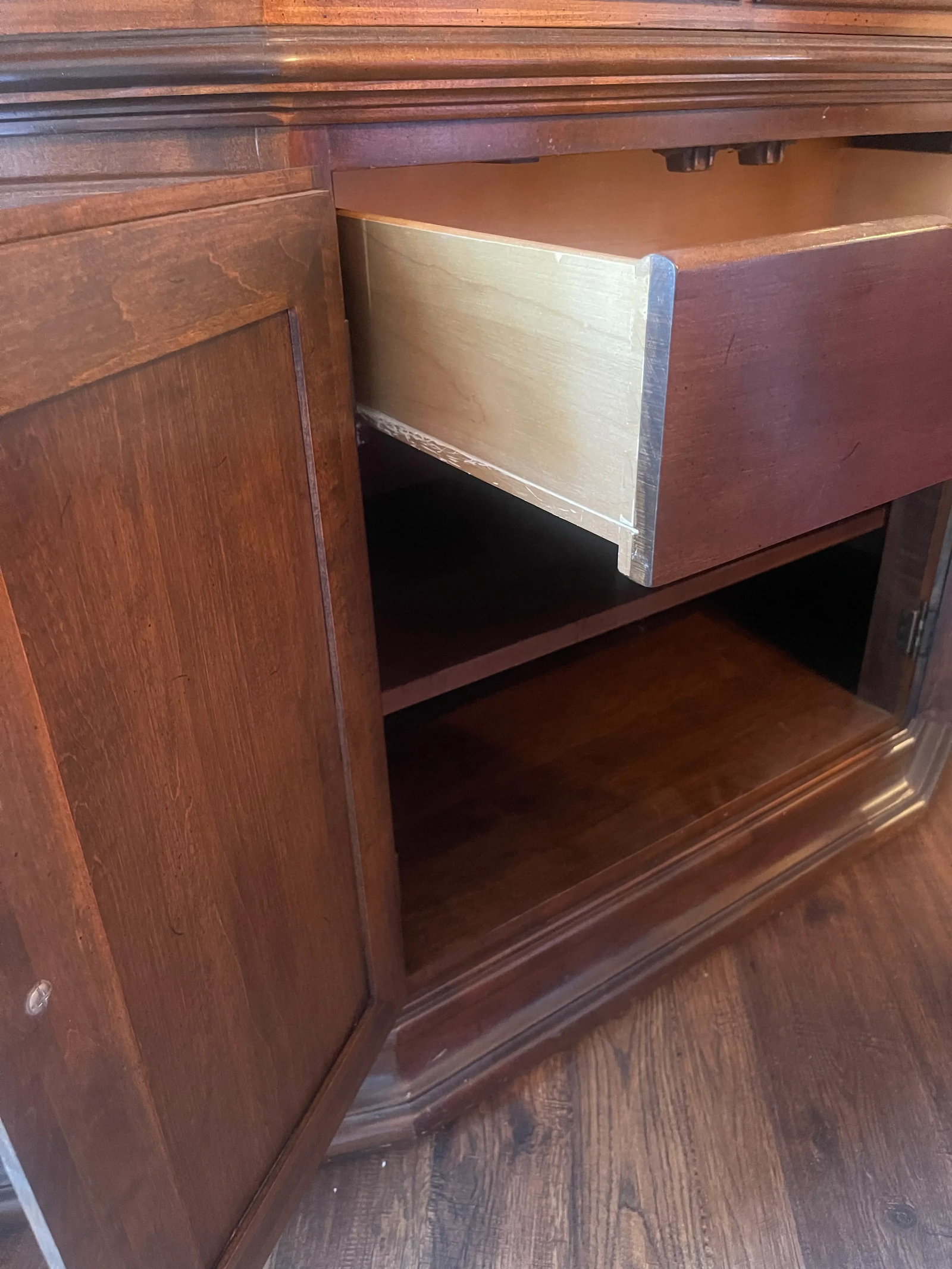 1980s Vintage Ethan Allen Manor China Cabinet - 12