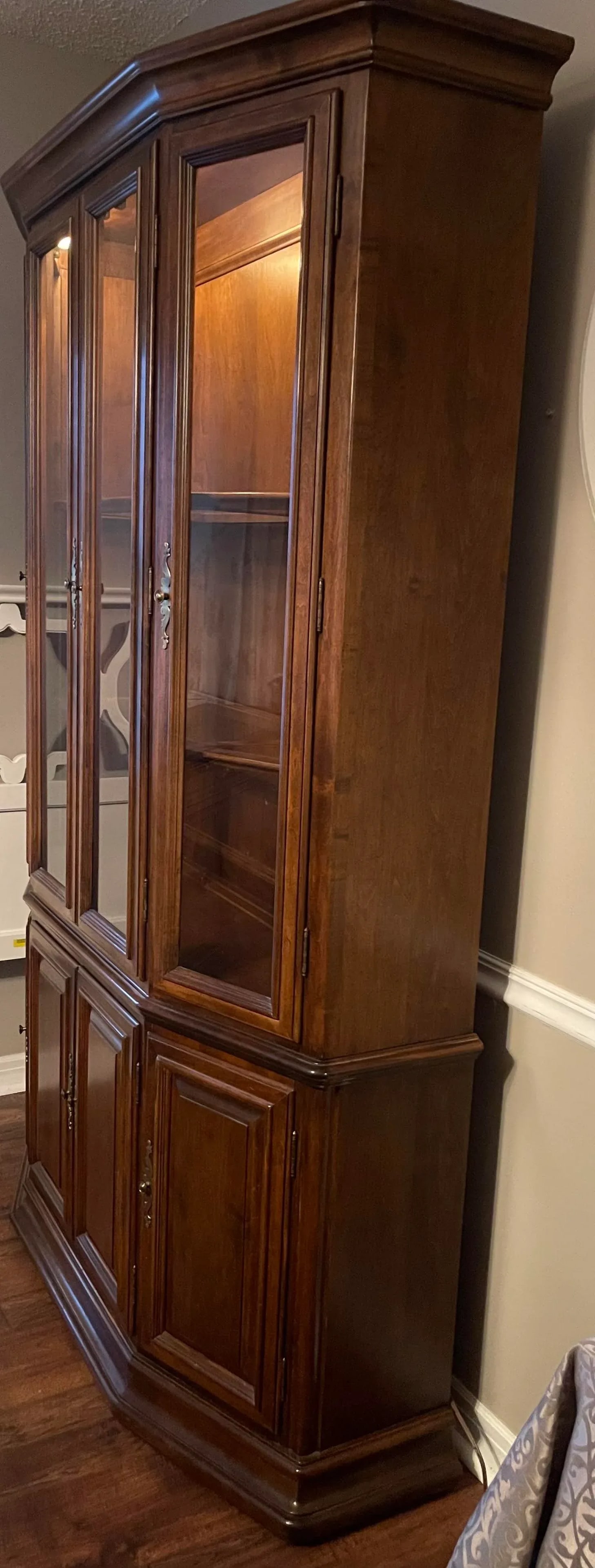 1980s Vintage Ethan Allen Manor China Cabinet - 3