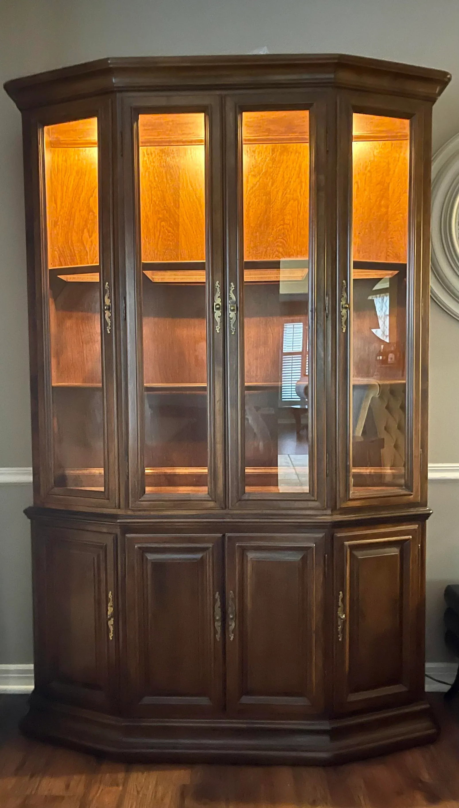1980s Vintage Ethan Allen Manor China Cabinet - 4