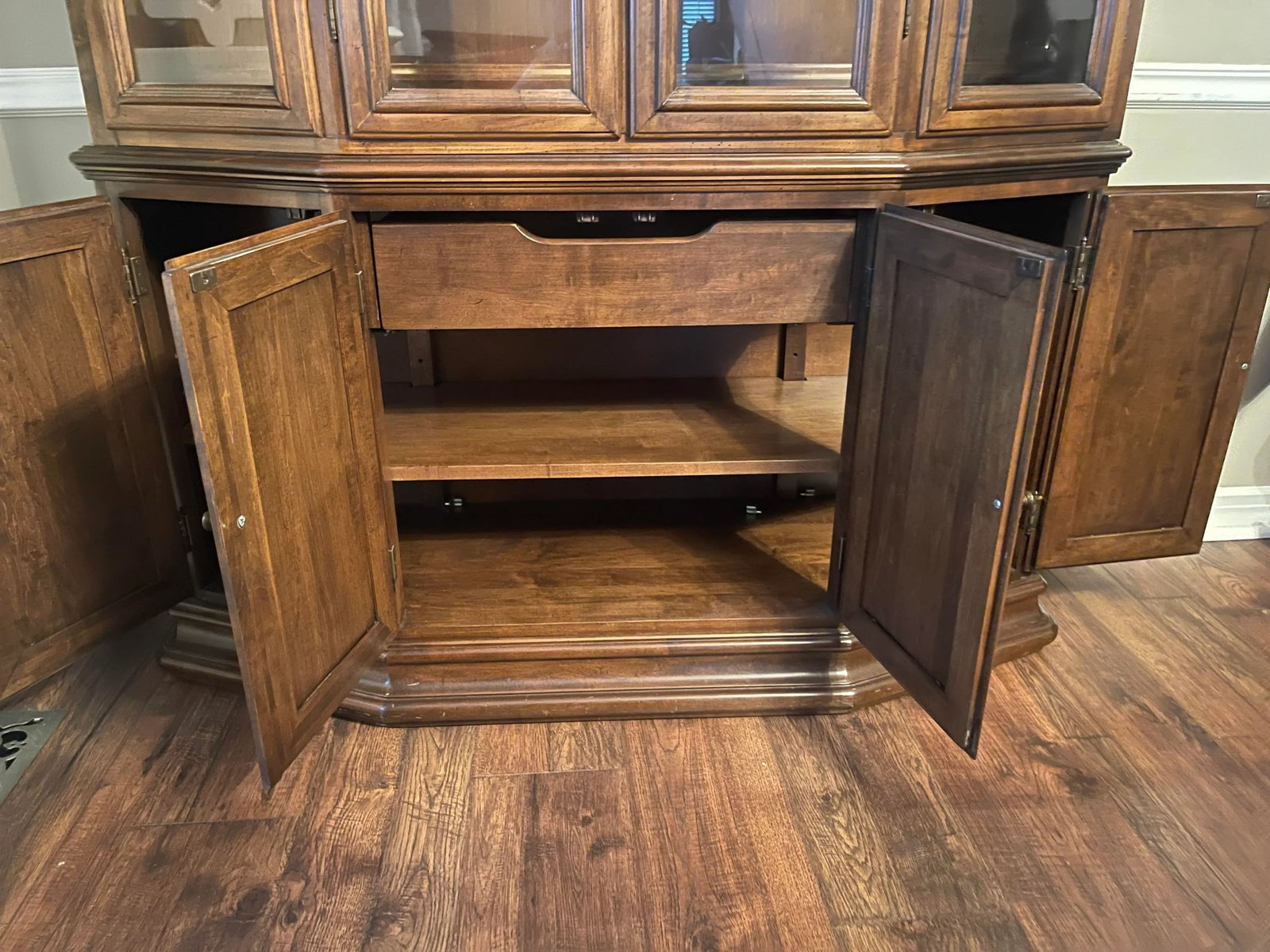 1980s Vintage Ethan Allen Manor China Cabinet - 8
