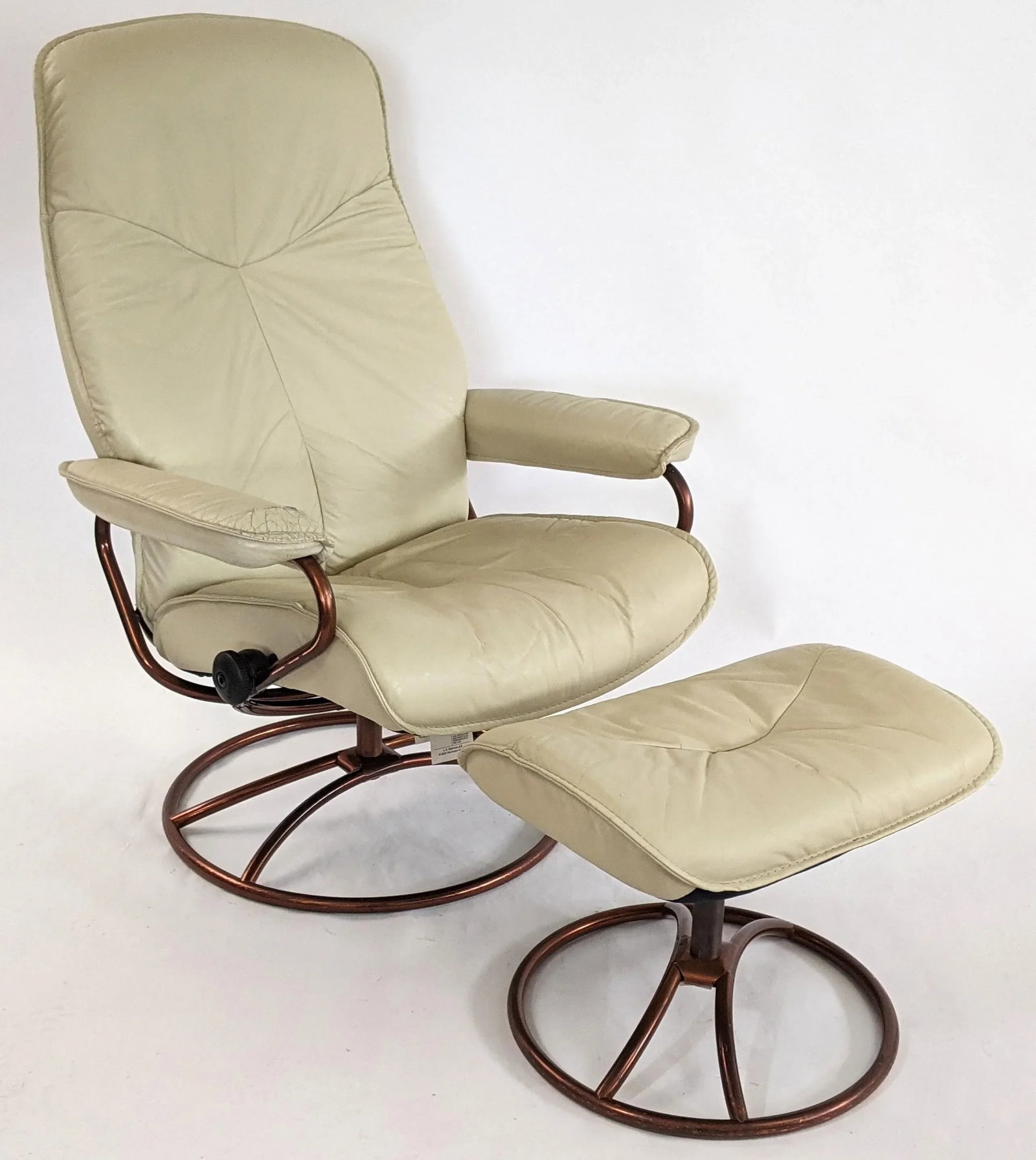 Vintage Ekornes Stressles Lounge Chair With Footrest - 2