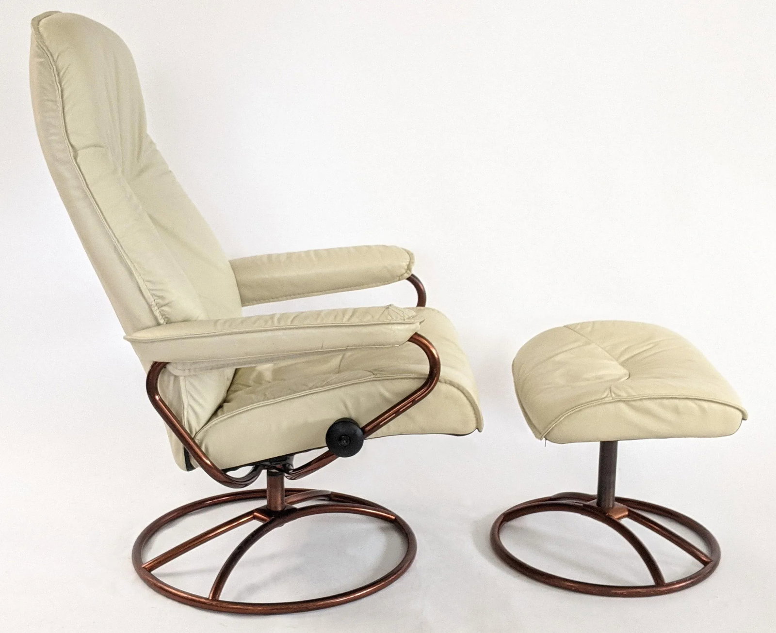 Vintage Ekornes Stressles Lounge Chair With Footrest - 3