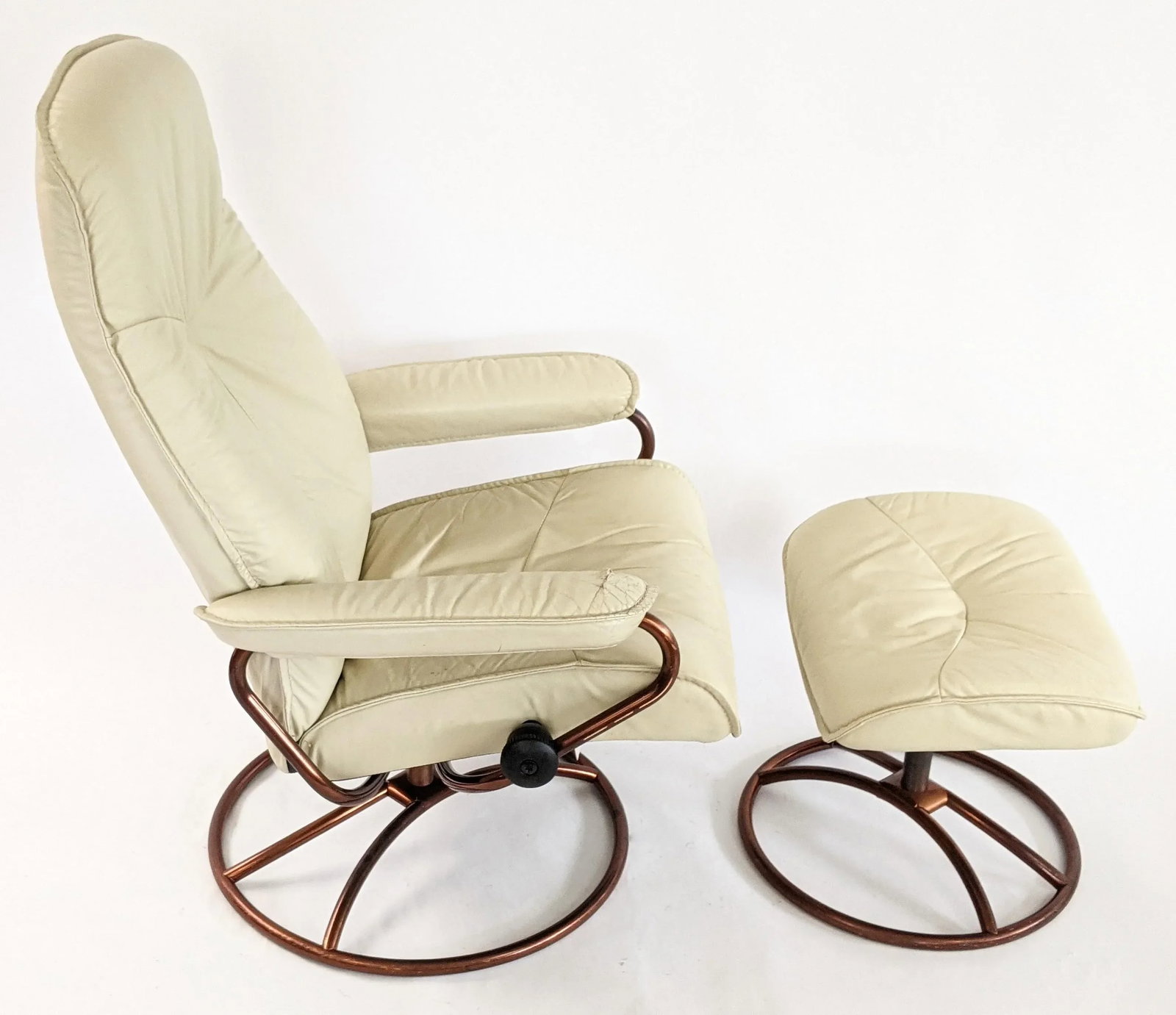Vintage Ekornes Stressles Lounge Chair With Footrest - 4