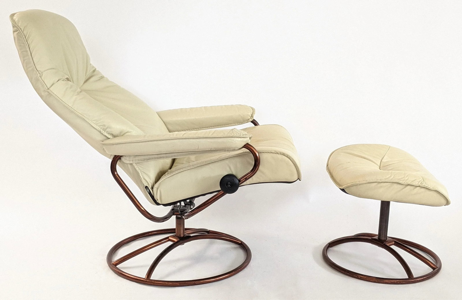 Vintage Ekornes Stressles Lounge Chair With Footrest - 5