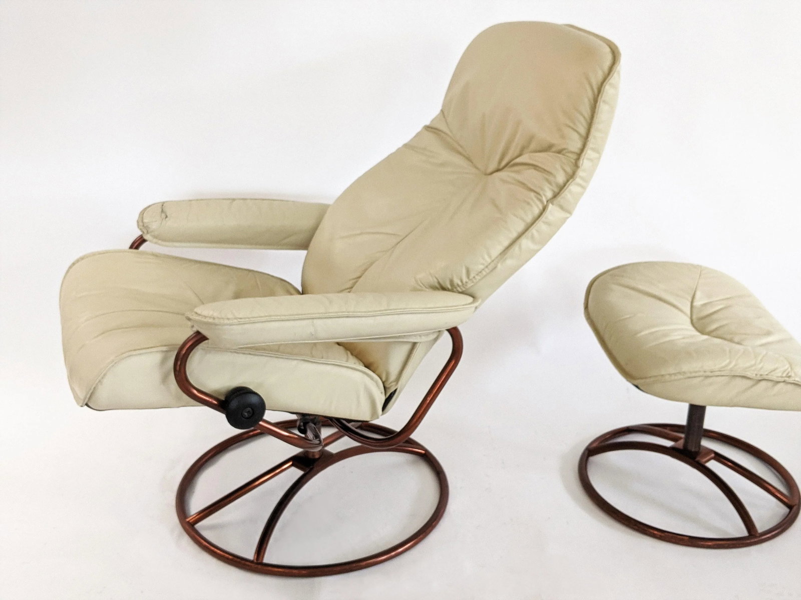 Vintage Ekornes Stressles Lounge Chair With Footrest - 6