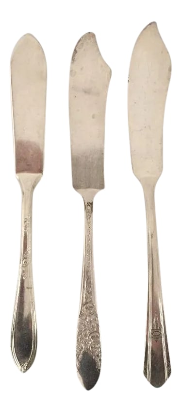 Vintage Mismatched Silver Plate Master Butter Knives S/3: Vintage Silver Plate Set Of Three Mismatched Master Butter Knives, Makers Mark Reads" Rogers" Excellent Vintage Condition. 6.25"L 1"W Condition: Alterations: Original Condition Unaltered