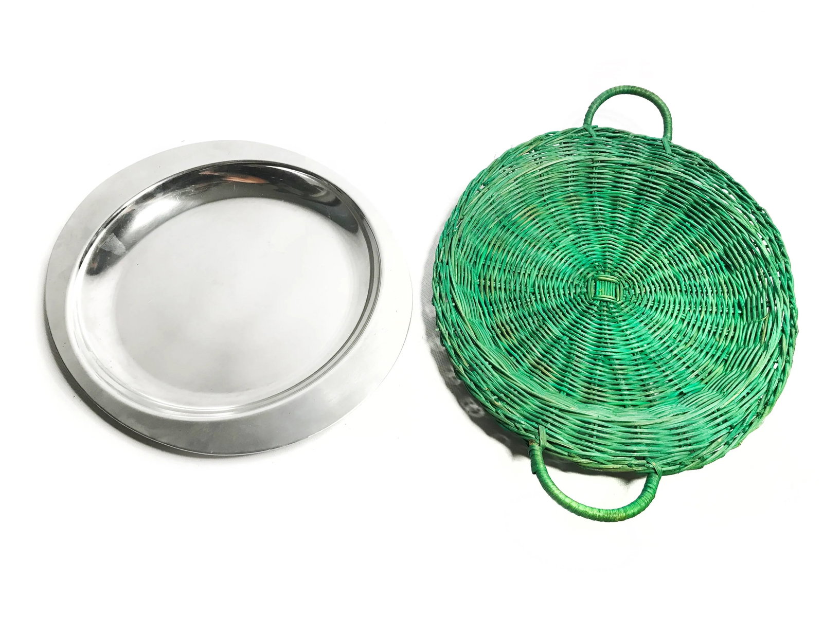 Vintage Nasco Mid-Century Aluminum Cavalier Plates With Green Wicker Holders - Set of 6 - 3
