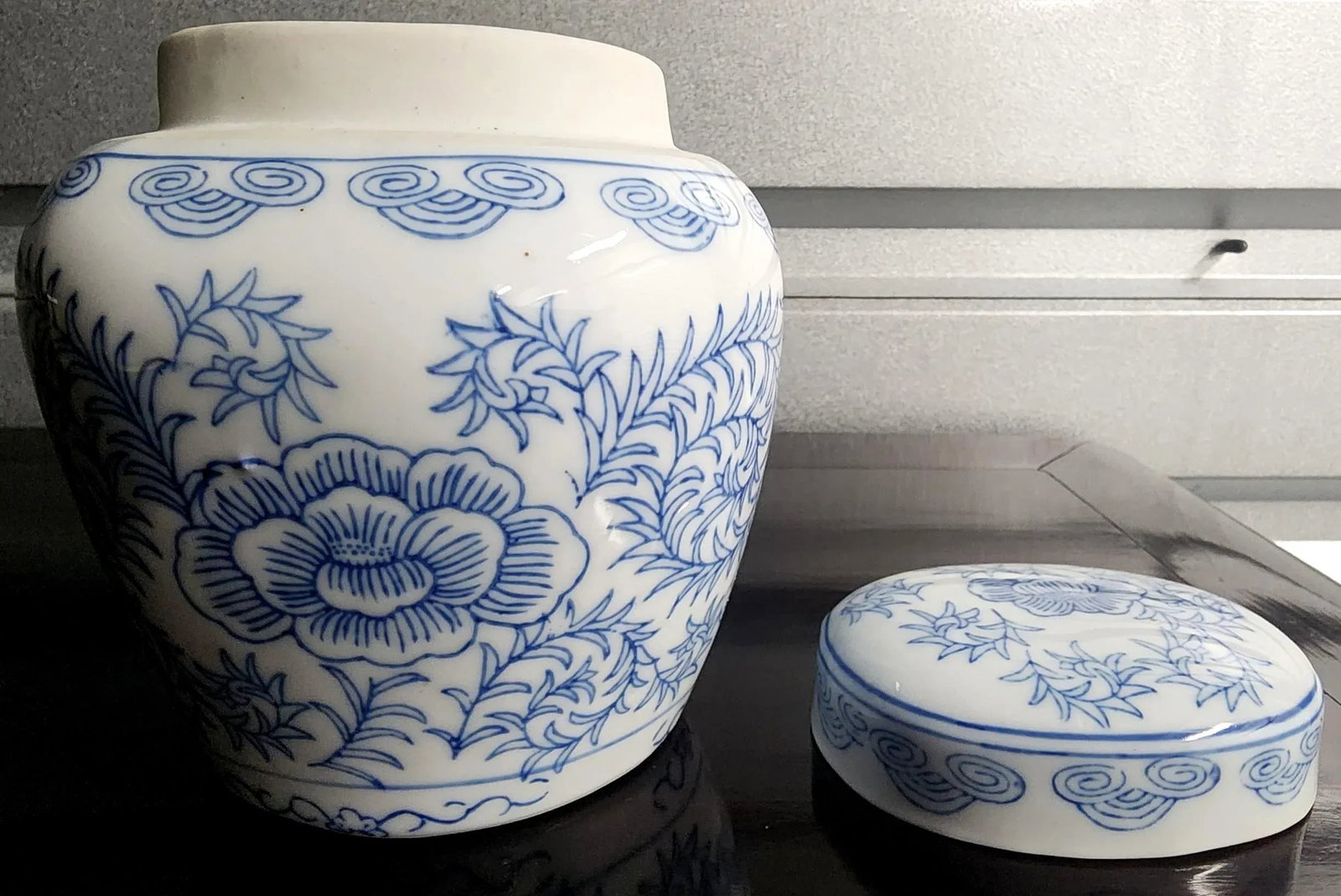Beautiful Vintage Chinese Fine Ceramic Glazed Lidded Floral Jar - 2