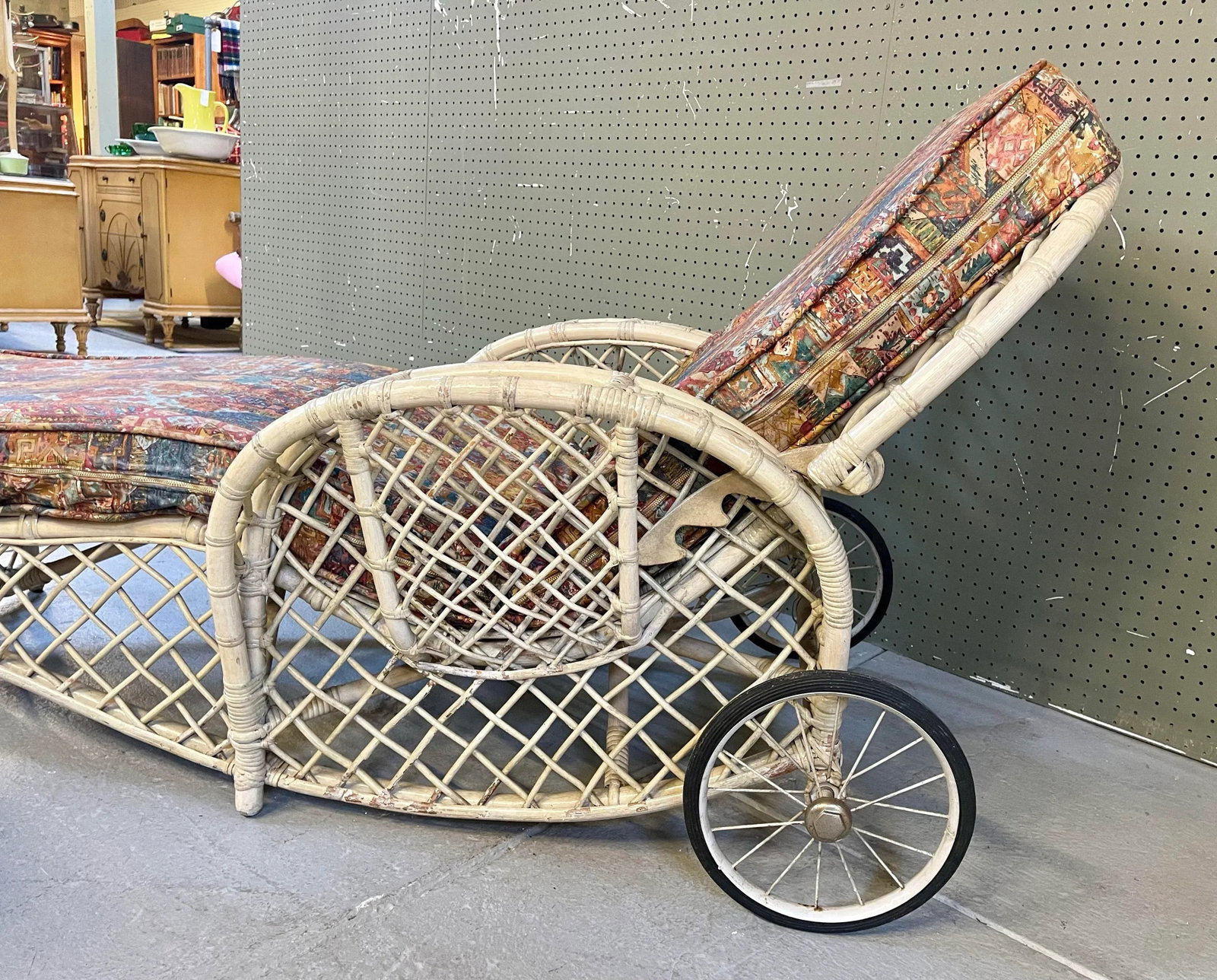 1960s White Rattan Bamboo Chaise Lounge - 11