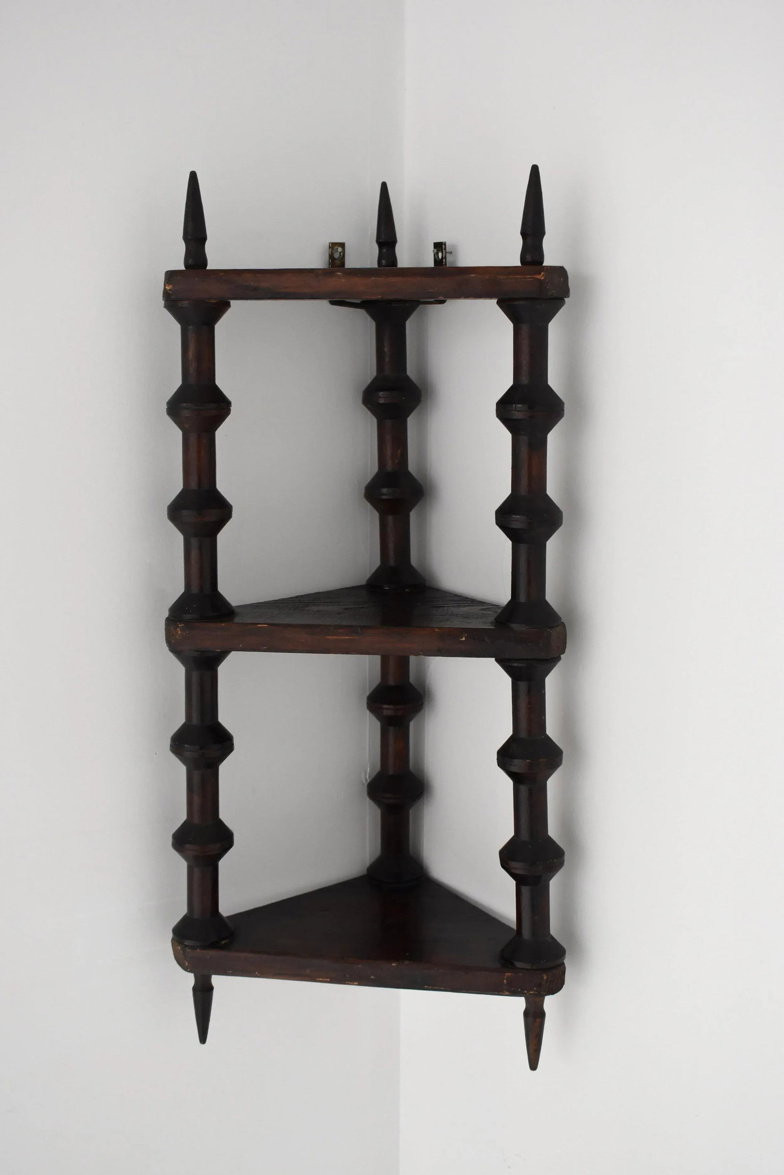 Vintage Folk Art Spool Corner Shelf, Circa Early 20th Century - 3