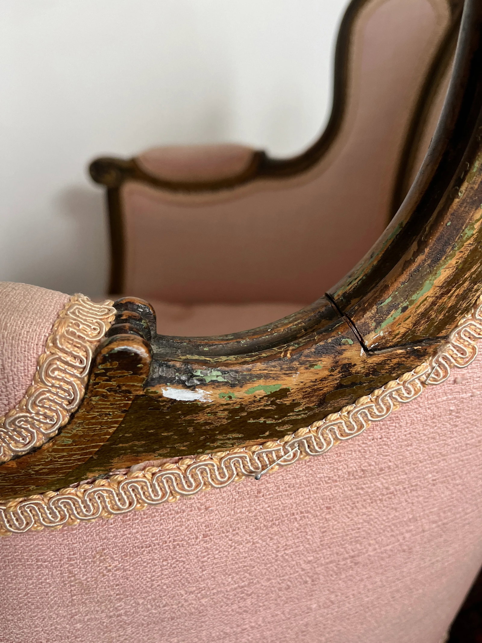 Early 19th Century Exquisite Round Wingback Antique Pink Side Chair Louis XV Style - 8