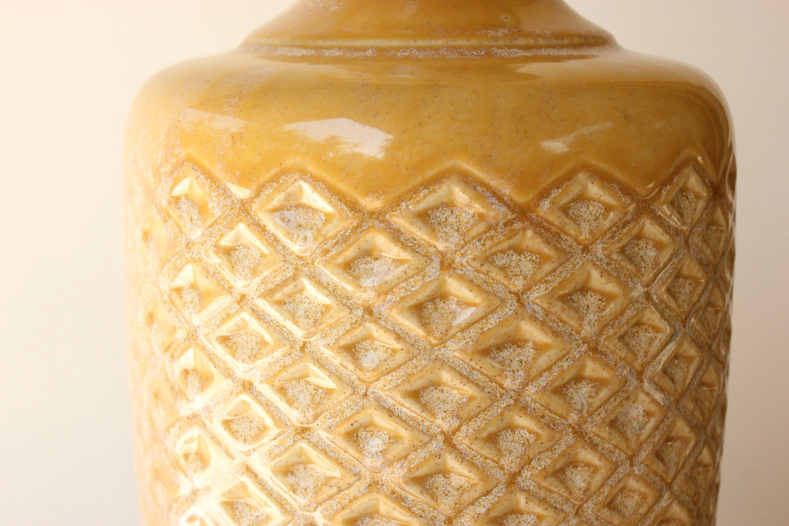 Crosshatch Mid-Century Ceramic Table Lamp With Mottled Glaze - 5
