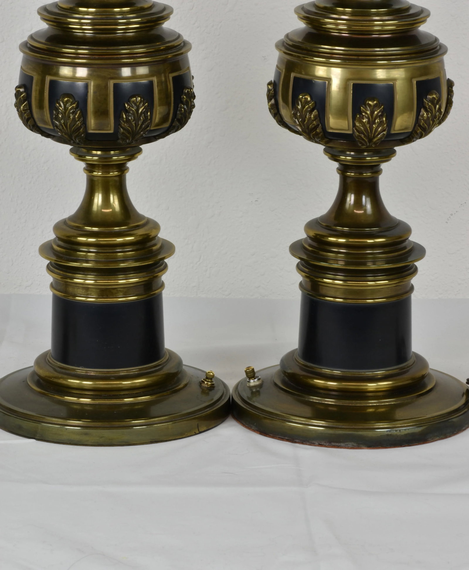 1960's Stiffel Hollywood Regency Gold Brass Acanthus Leaf Detailing Black Enamel Accent Table Lamps - 3