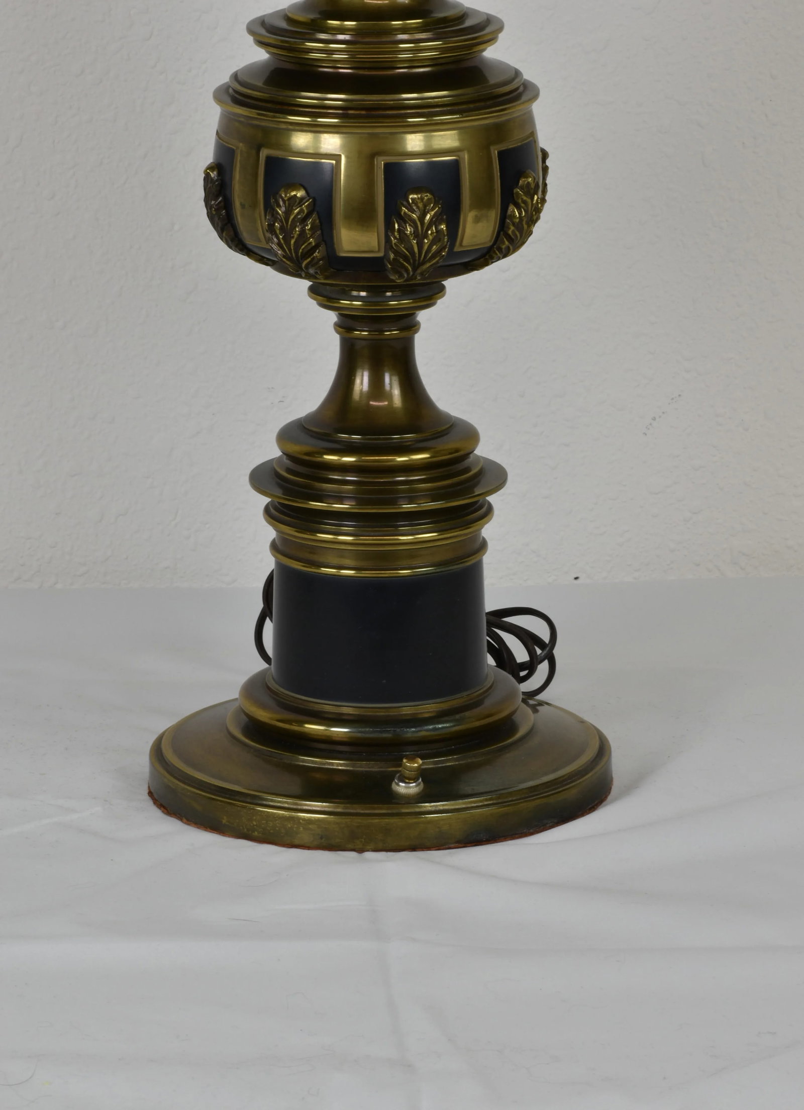 1960's Stiffel Hollywood Regency Gold Brass Acanthus Leaf Detailing Black Enamel Accent Table Lamps - 5