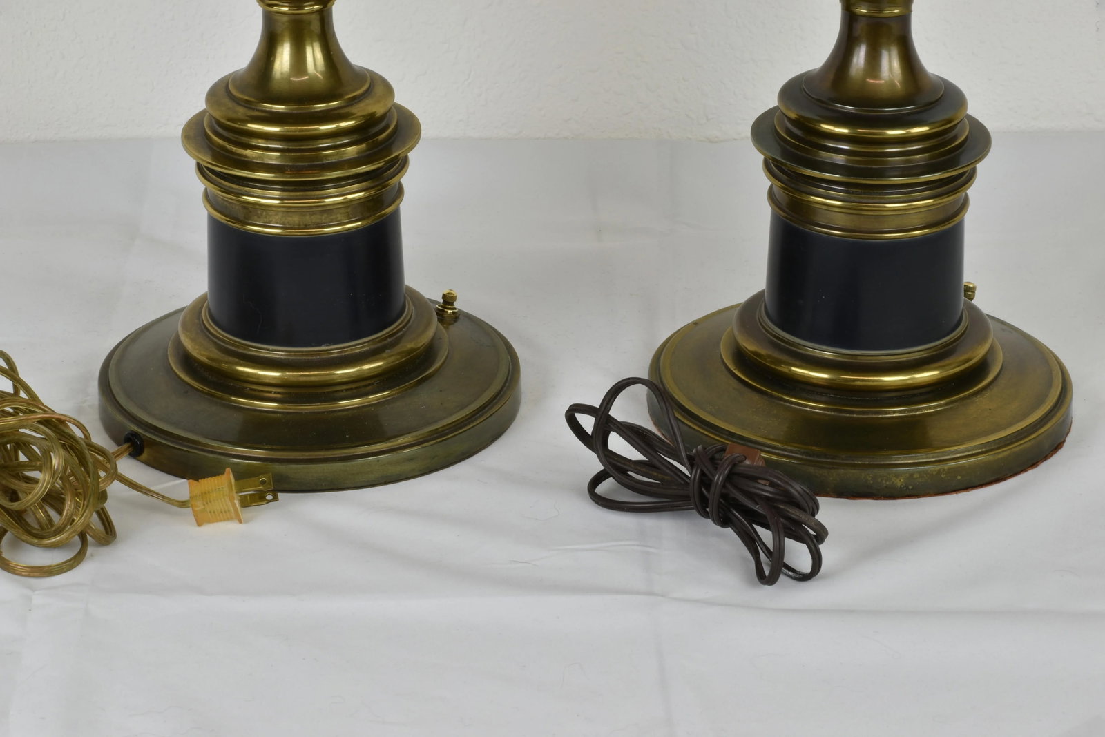 1960's Stiffel Hollywood Regency Gold Brass Acanthus Leaf Detailing Black Enamel Accent Table Lamps - 6
