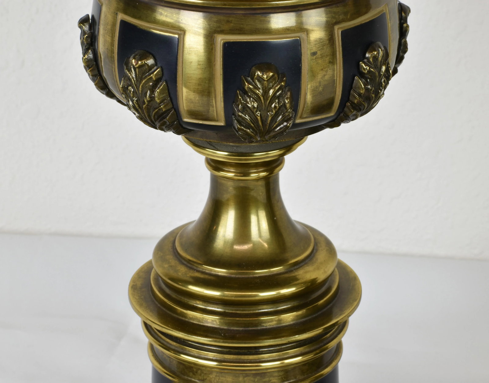 1960's Stiffel Hollywood Regency Gold Brass Acanthus Leaf Detailing Black Enamel Accent Table Lamps - 7