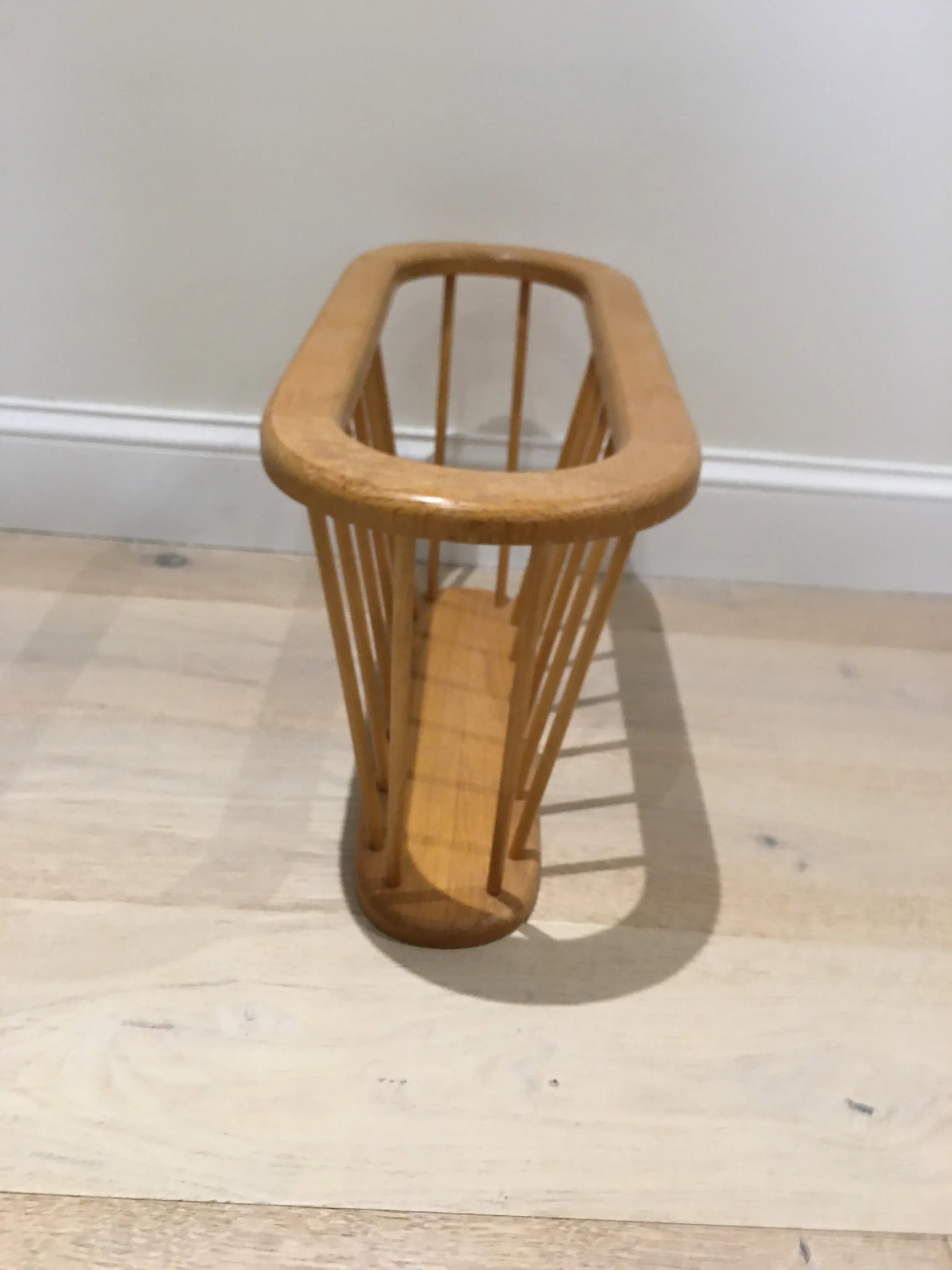 Mid Century Modern Spindled Magazine Rack in the Style of Arthur Umanoff - 4