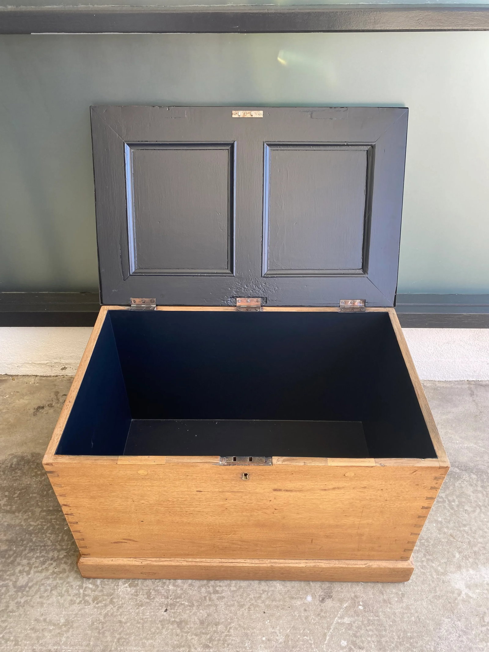 Mid 20th Century Wood and Brass Trunk - 7