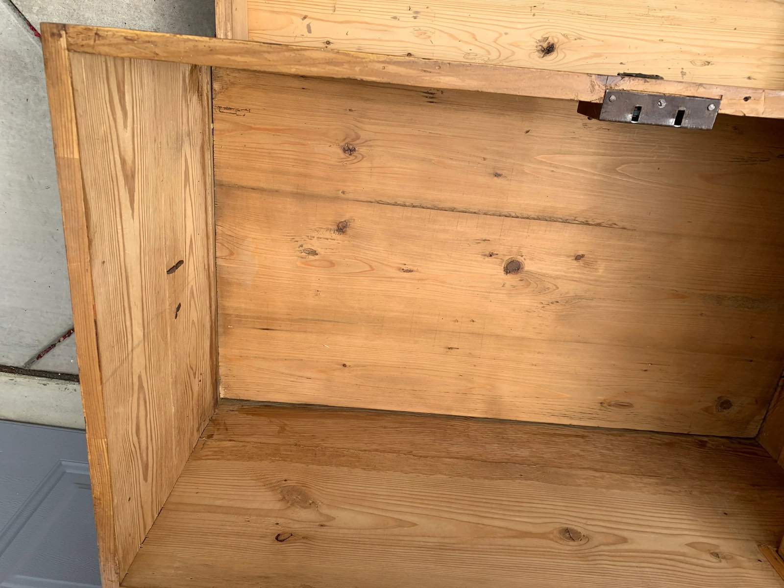 19th Century British Pine Single Drawer Blanket Chest With Bun Feet - 10