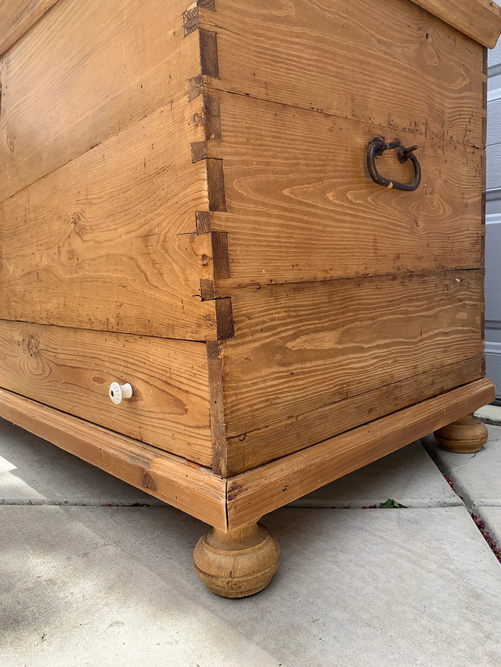 19th Century British Pine Single Drawer Blanket Chest With Bun Feet - 11
