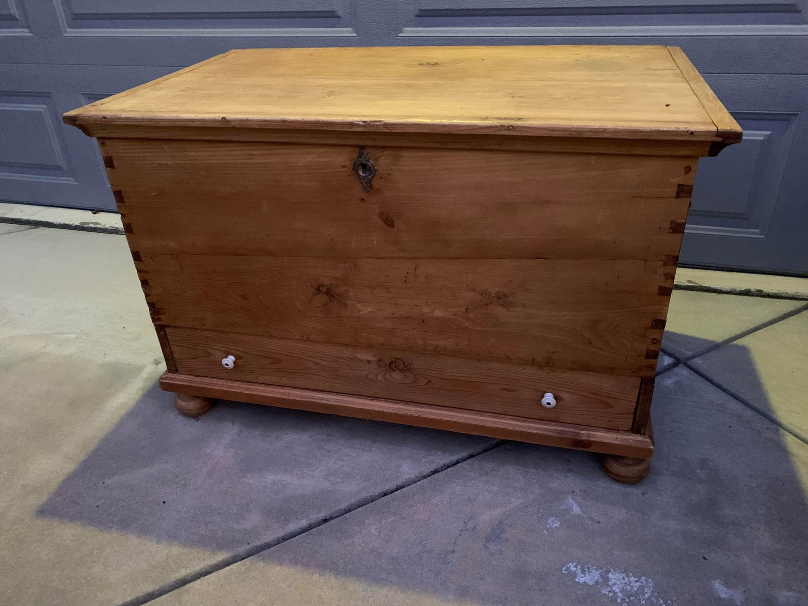 19th Century British Pine Single Drawer Blanket Chest With Bun Feet - 13
