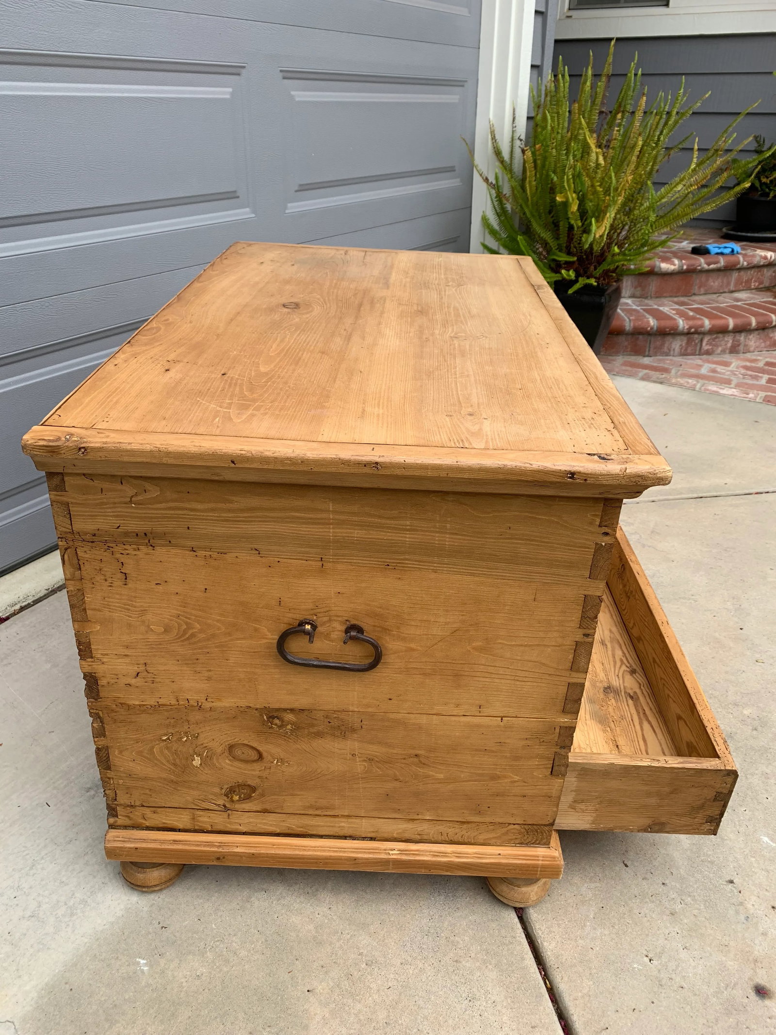 19th Century British Pine Single Drawer Blanket Chest With Bun Feet - 3