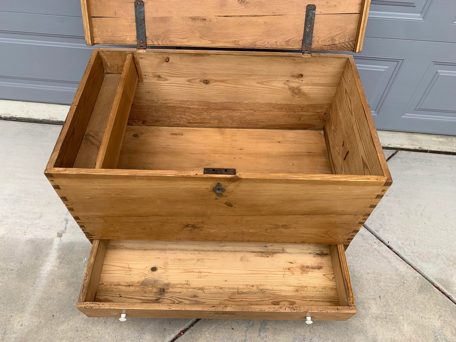 19th Century British Pine Single Drawer Blanket Chest With Bun Feet - 4