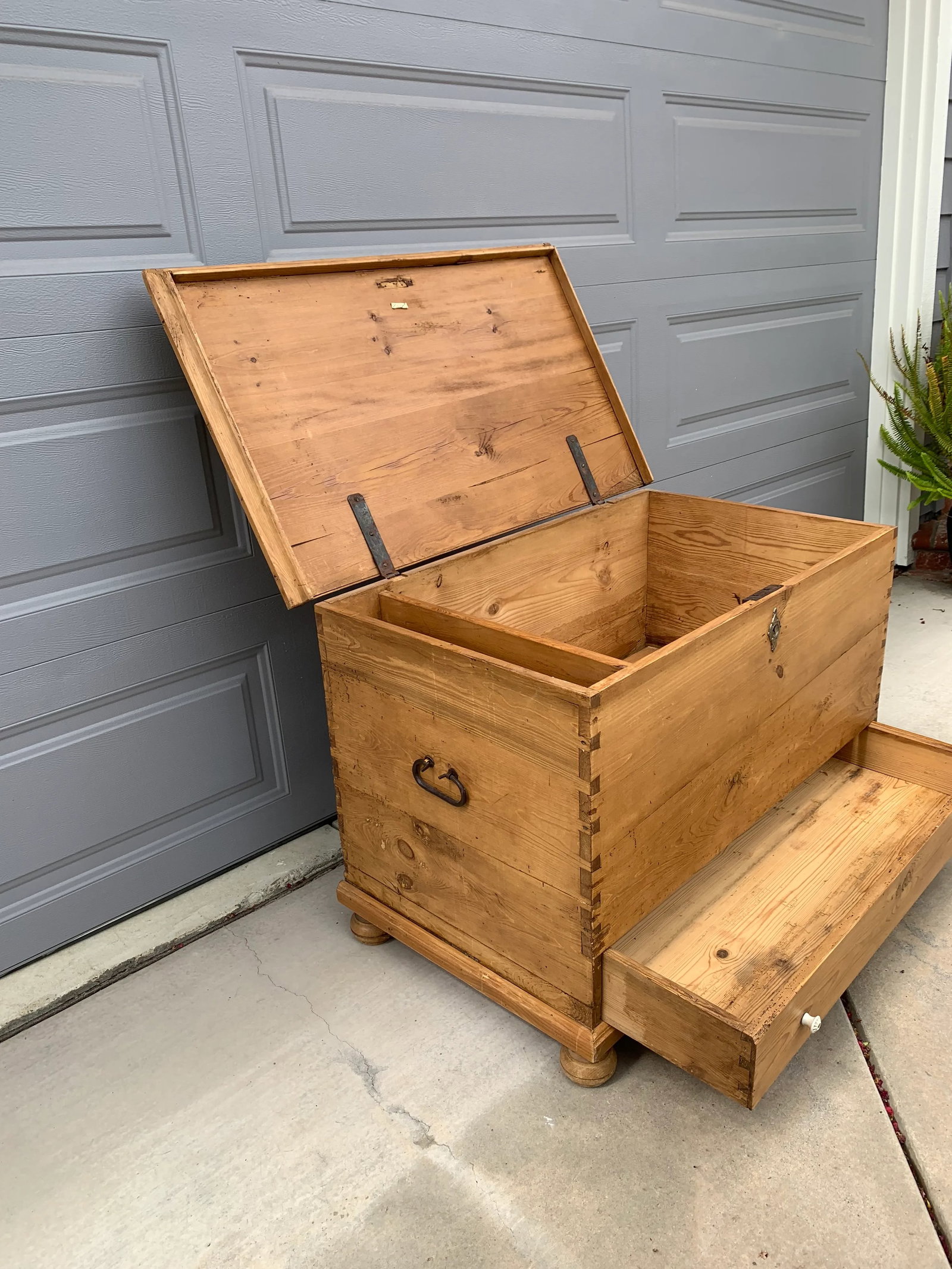 19th Century British Pine Single Drawer Blanket Chest With Bun Feet - 6