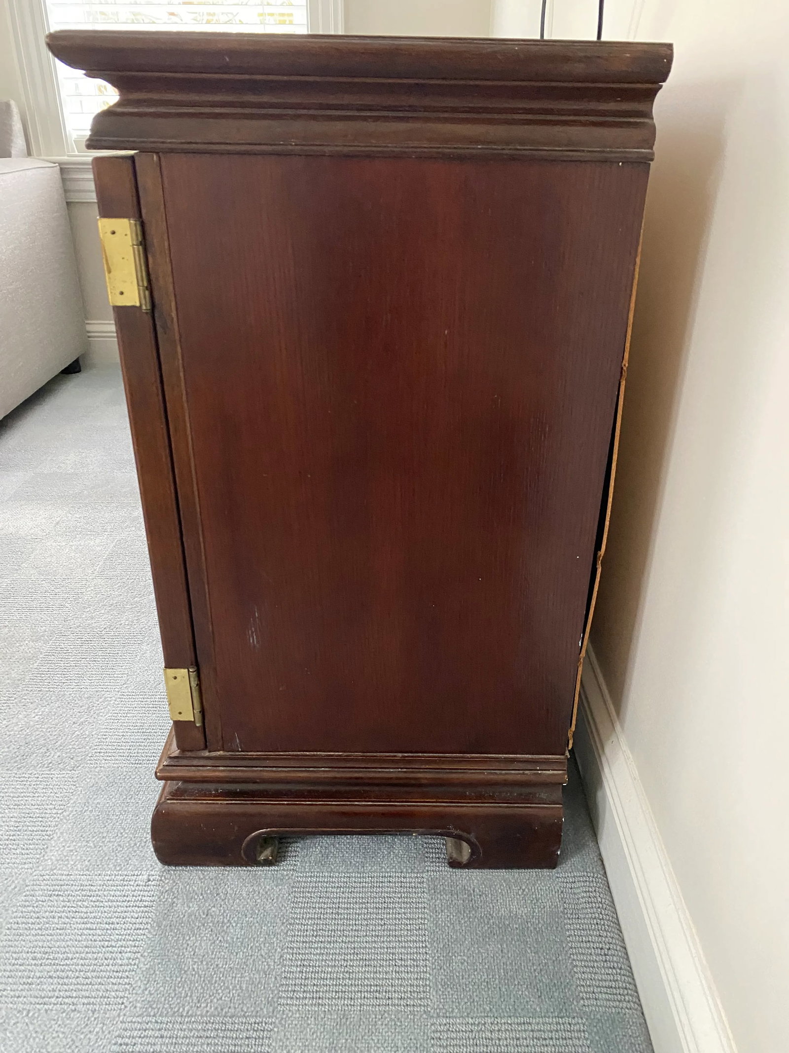 1990s Chinoiserie Wood Credenza With Brass Hardware and Burl Doors - 3