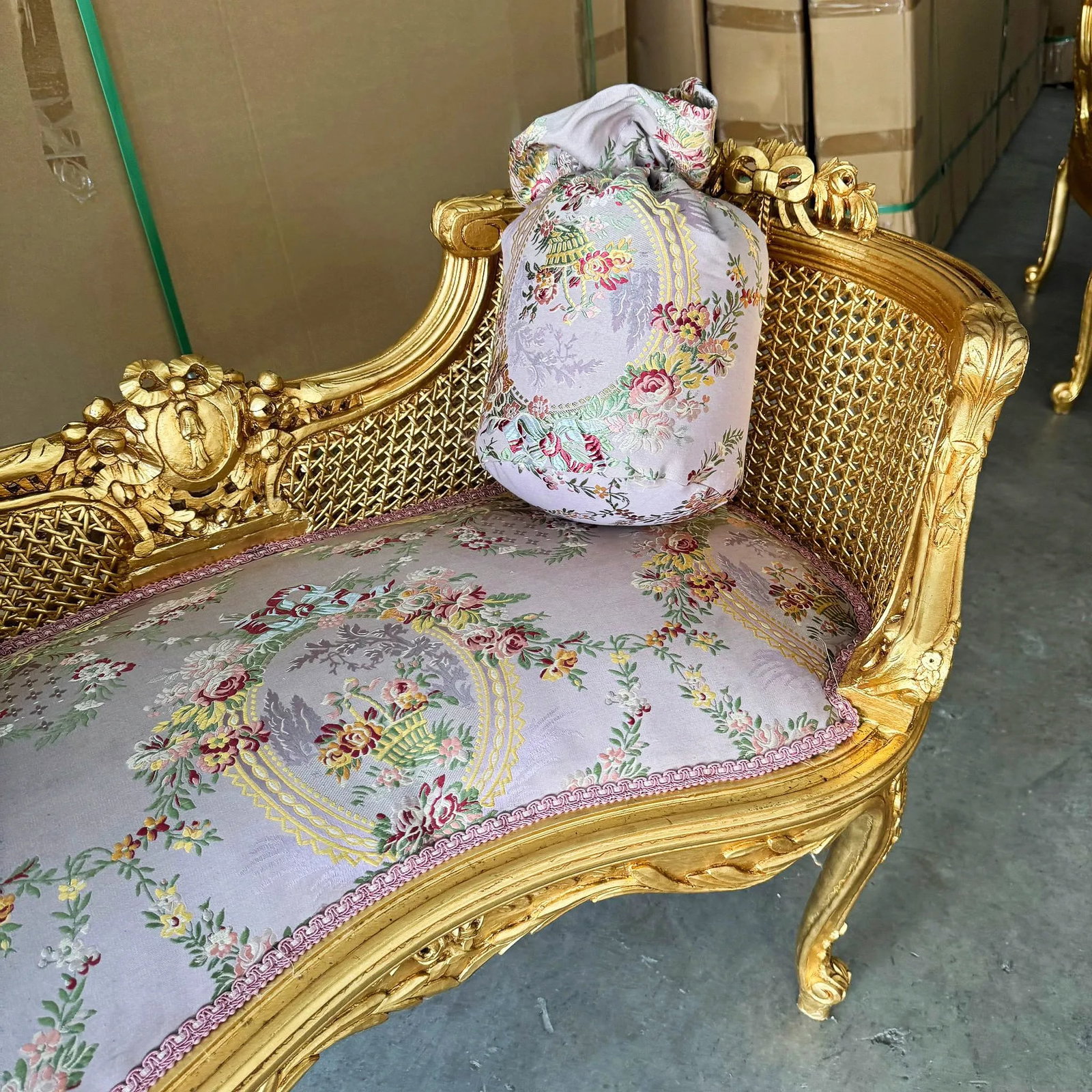 Bench Pink Damask French Style Gold Details - 6