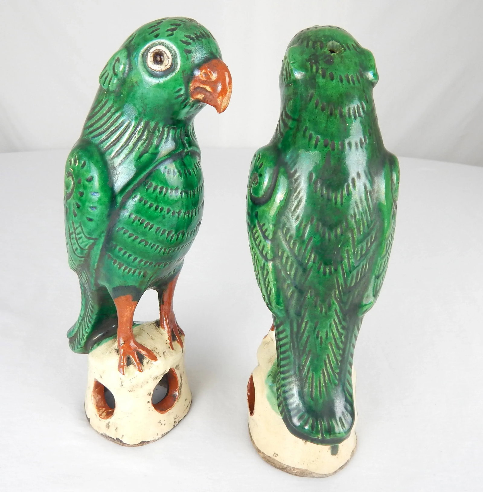 Early 20th Century Chinese Export Green Sanscai Glazed Parrots- a Pair - 5