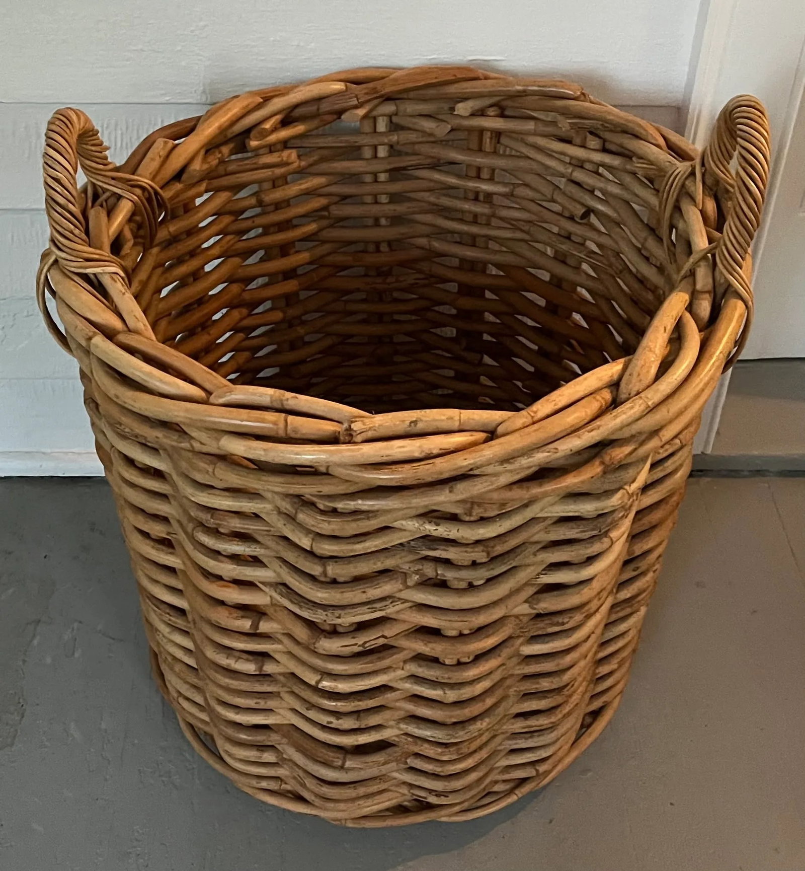Large English Woven Wicker Log or Kindling Basket for the Fireplace Hearth - 4