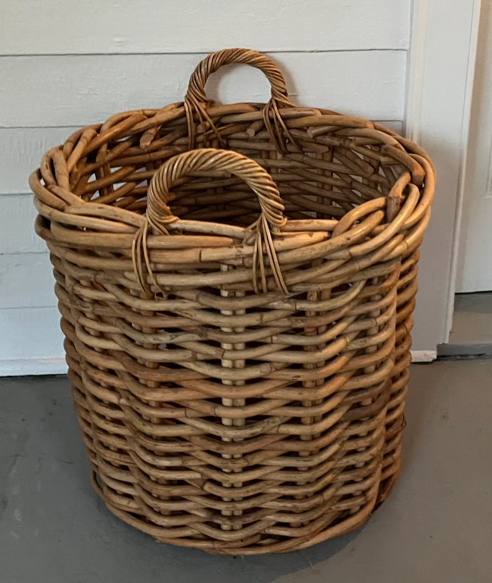 Large English Woven Wicker Log or Kindling Basket for the Fireplace Hearth - 7