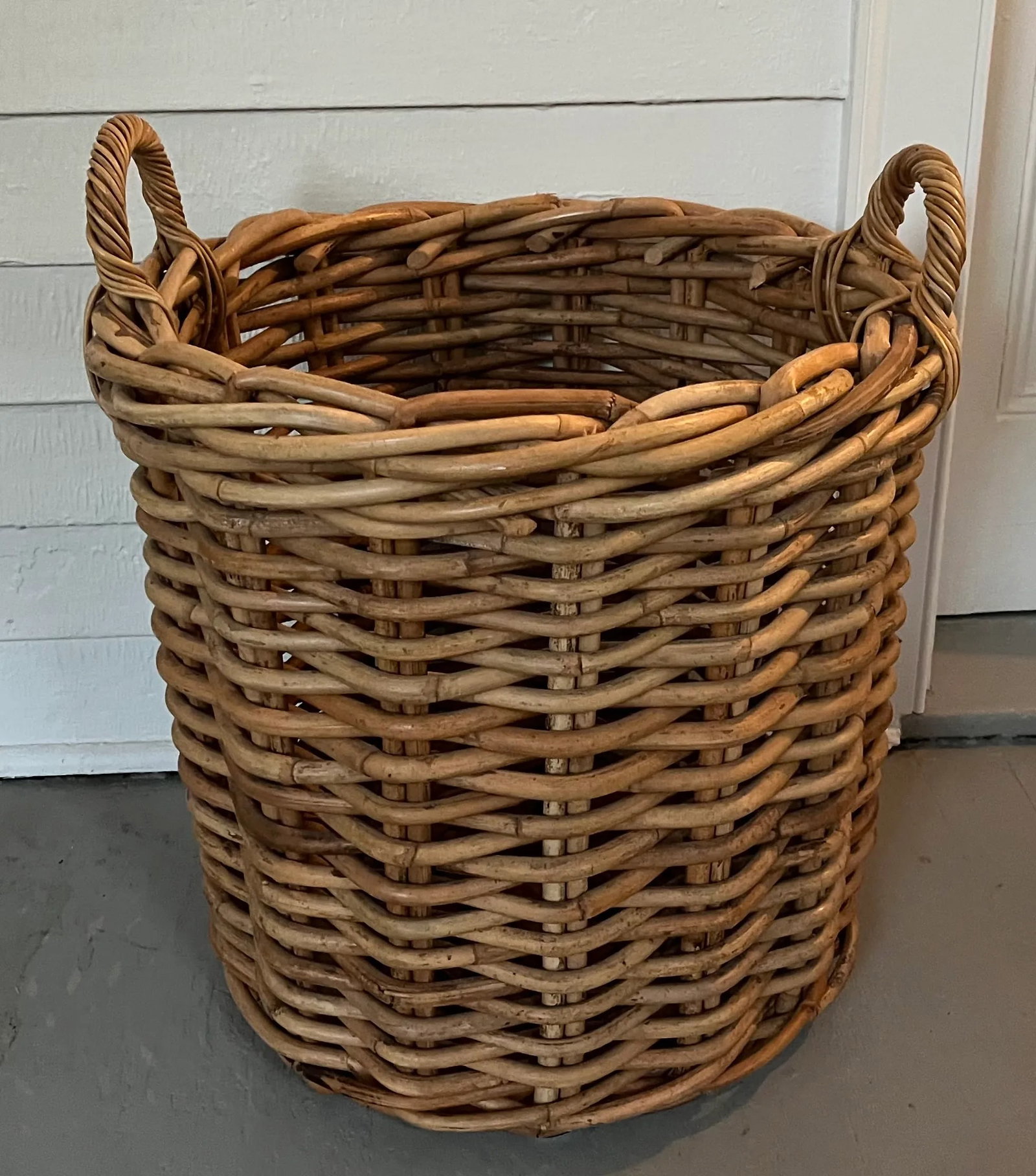 Large English Woven Wicker Log or Kindling Basket for the Fireplace Hearth - 9