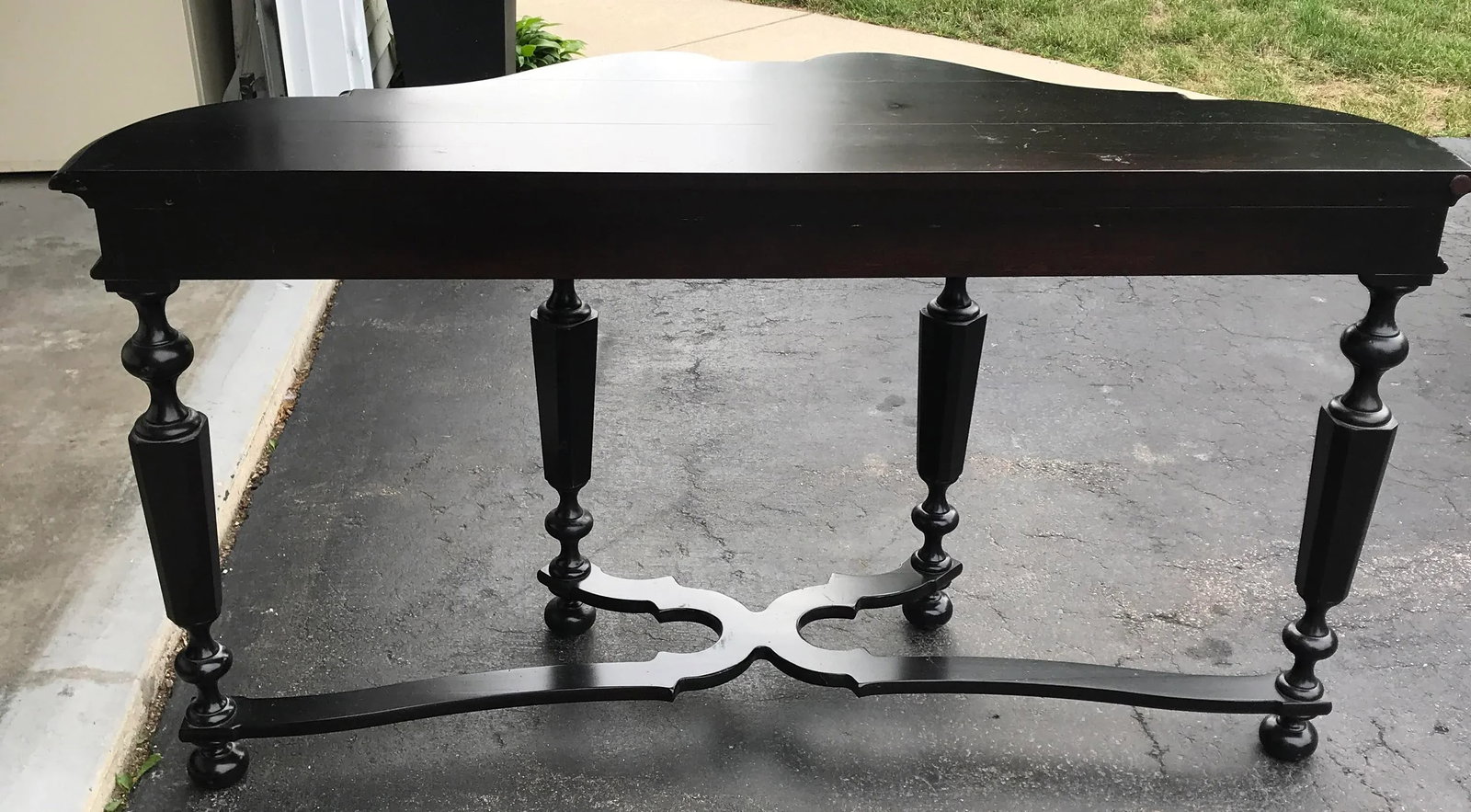 Henredon , Cindy, Scalloped Dem-Ilune Console Entry Table - 2