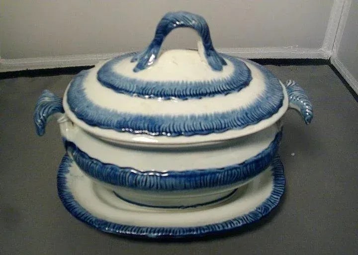 1800s Pearlware Blue Feather Edge Sauce Tureen and Under Tray Platter - a Pair - 2