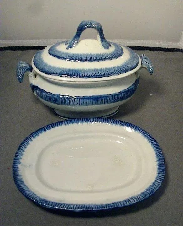 1800s Pearlware Blue Feather Edge Sauce Tureen and Under Tray Platter - a Pair - 3