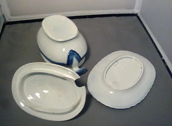 1800s Pearlware Blue Feather Edge Sauce Tureen and Under Tray Platter - a Pair - 4