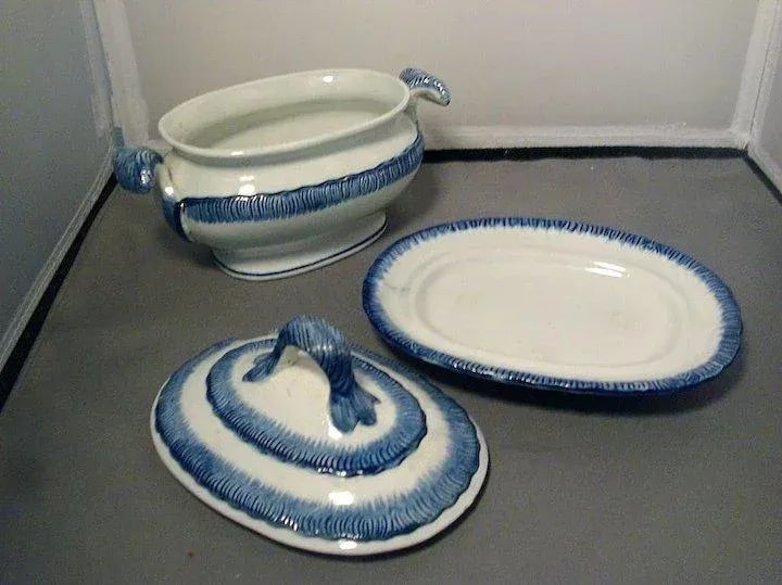 1800s Pearlware Blue Feather Edge Sauce Tureen and Under Tray Platter - a Pair - 5
