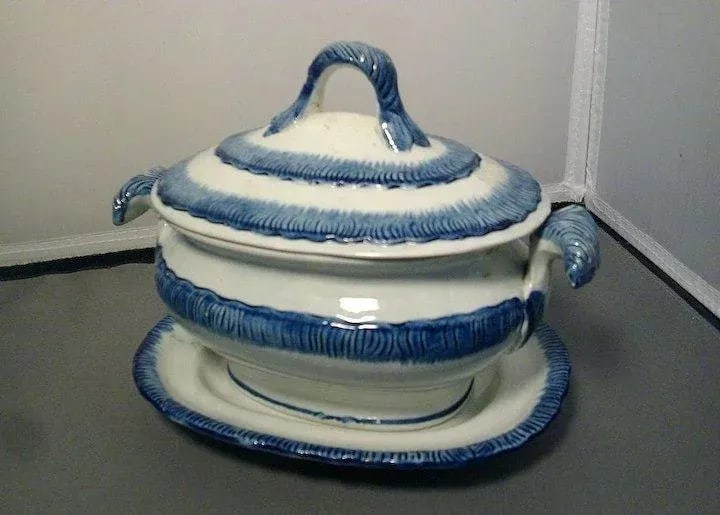 1800s Pearlware Blue Feather Edge Sauce Tureen and Under Tray Platter - a Pair - 6