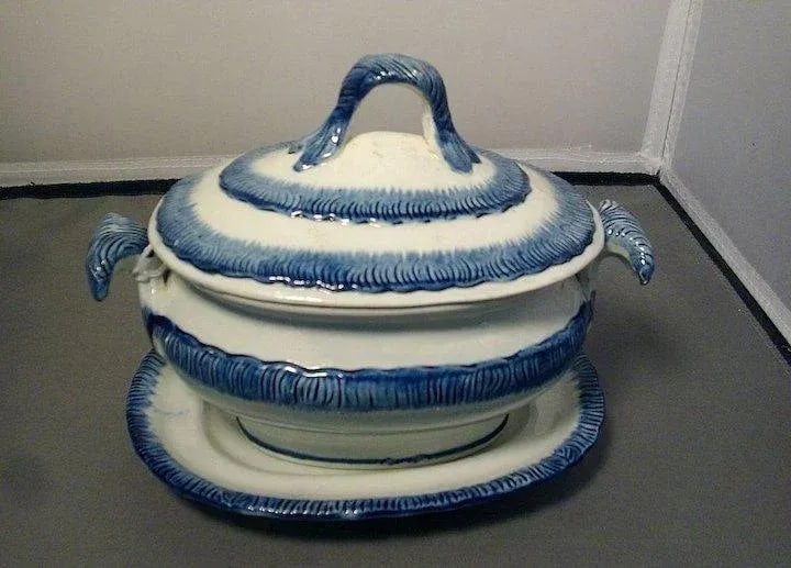 1800s Pearlware Blue Feather Edge Sauce Tureen and Under Tray Platter - a Pair - 7