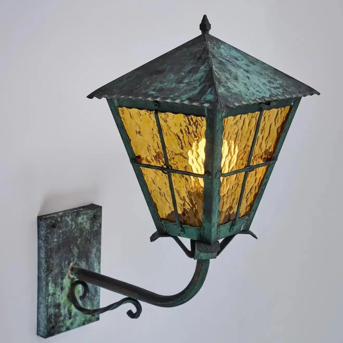 1950s Large Scandinavian Outdoor Wall Light in Patinated Copper and Amber Glass - 2