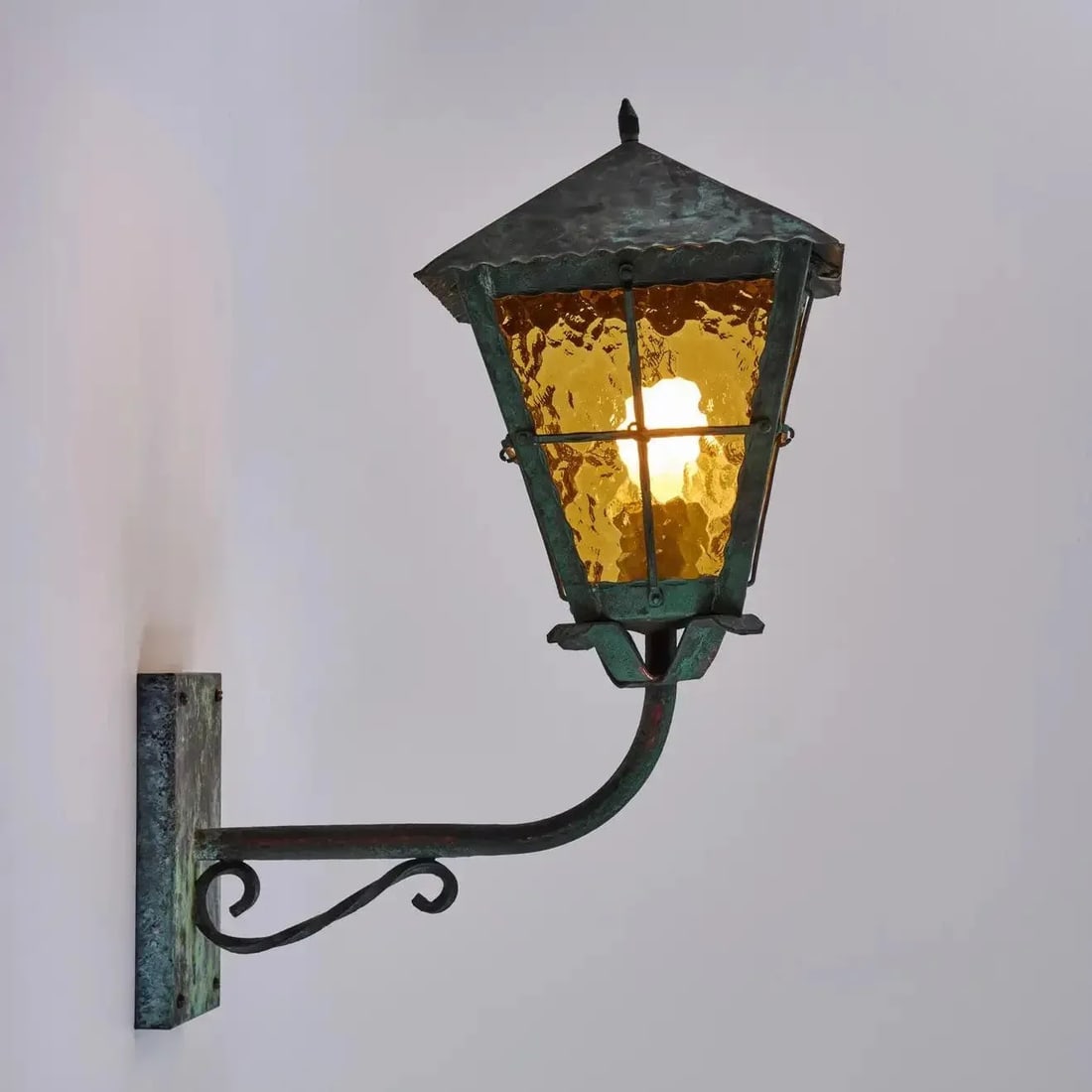 1950s Large Scandinavian Outdoor Wall Light in Patinated Copper and Amber Glass - 4