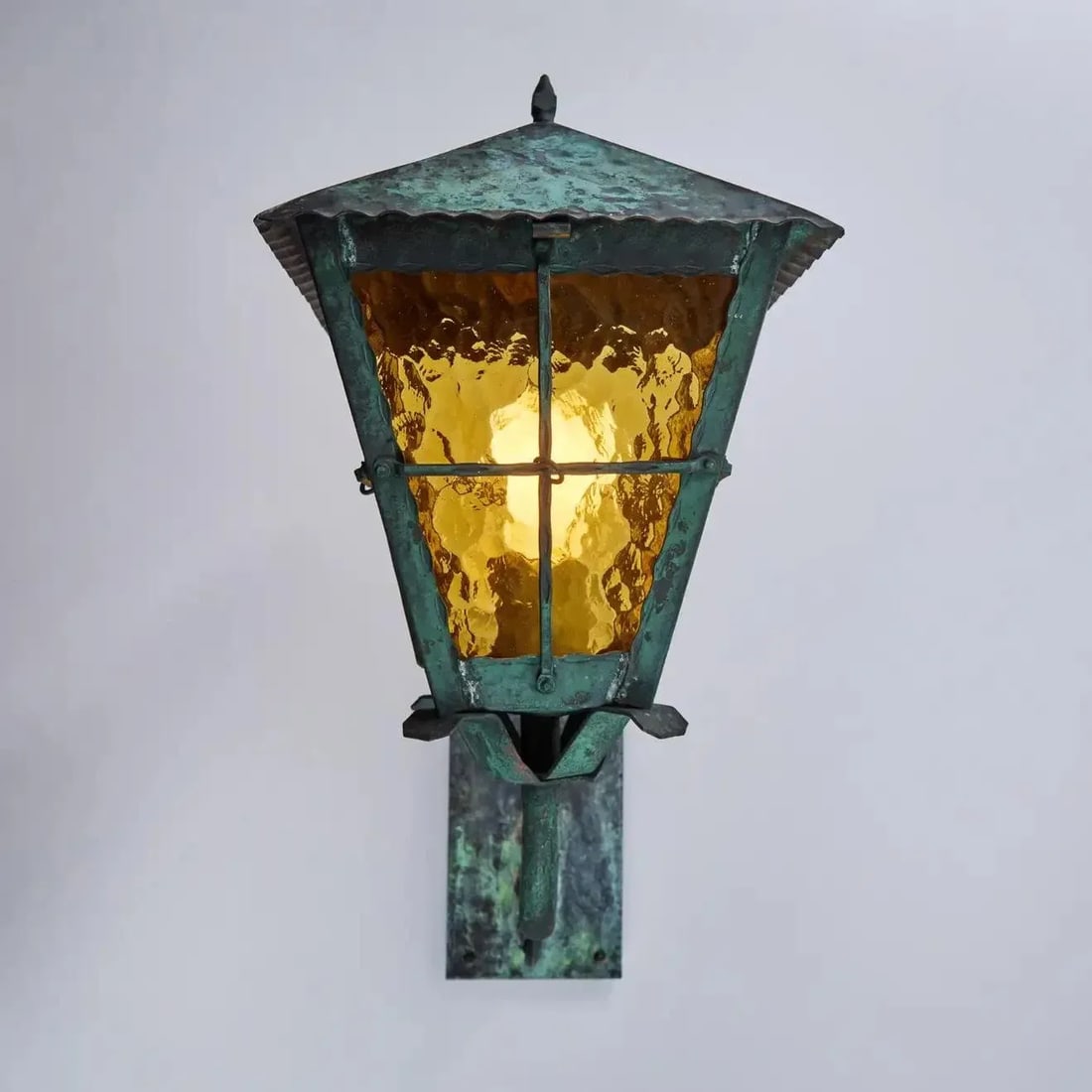 1950s Large Scandinavian Outdoor Wall Light in Patinated Copper and Amber Glass - 7